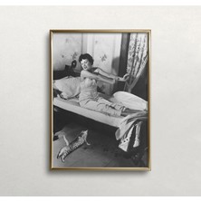 Ninastore Esneyen Kadın ve Kedi - Siyah Beyaz Sanat - Vintage Duvar Sanatı - Kadın Portresi - Kedi Duvar