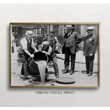 Ninastore Yasak Dönemi Baskısı: Bira Dökme - Polis Baskını - Vintage Bar Dekoru (Baskı)