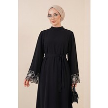 Moda Morfo Kolları ve Eteği Çiçekli Taş Detaylı Bağcıklı Krep Elbise -Siyah