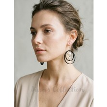Jivva's Collection Modern Boho Serisi Koleksiyonu. Çift Halka Koyu Kahverengi Suni Deri Inci Boncuk Detaylı Küpe. El Yapımı Özel