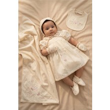 Zeynuko Kız Bebek %100 Pamuk Çiçek Nakışlı Elbiseli Battaniyeli 6'lı Yenidoğan Hastane Çıkışı Zıbın Seti