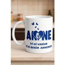 Iyi Ki Varsın Iyi Ki Benim Annemsin Bu Kadın Harika Bir Anne Yazılı Özel Tasarım Kupa Bardak Yeni Anneye Hediye Bebek ve Kelebek Figürlü