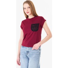 Sortie Collection Kadın Dantel Cepli Yazı Baskılı Basic Tshirt Bordo