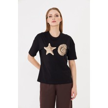 Sortie Collection Deniz Yıldızı ve Istiridye Baskılı Rahat Kalıp Basic Tişört Siyah