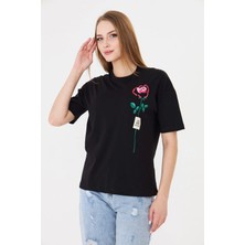 Sortie Collection Kadın Siyah Renk Gül Baskılı Rahat Kalıp Basic T-Shirt - The Good Flowers