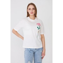 Sortie Collection Kadın Ekru Renk Gül Baskılı Rahat Kalıp Basic T-Shirt - The Good Flowers