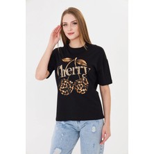 Sortie Collection Kadın Leopar Kiraz Baskılı Rahat Kalıp Basic Tişört Siyah
