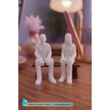 Aysluka 1/25 Ölçek Oturan Maket Insan Figür Seti Tişörtlü, Boyanabilir - 1 Adet Bank ve 2 Adet Oturan Figür (5.2 Cm), Maket ve Diorama Için Minyatür Insan