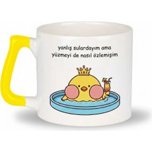 Desene Bak Yanlış Sulardayım Ama Yüzmeyi De Nasıl Özlemişim Yazılı Sarı Kulplu Baskılı Kupa 330 ml