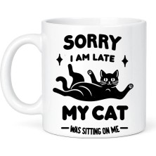 Desene Bak Sorry I Am Late My Cat Was Sitting On Me Baskılı Seramik Hediye Kupa - Komik Kedi Temalı Kupa