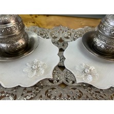 Minoza 6 Adet Çiçek Broşlu Nakışlı Leke Tutmaz Gardenya Kumaş Kokteyl & Kahve Sunum Peçetesi