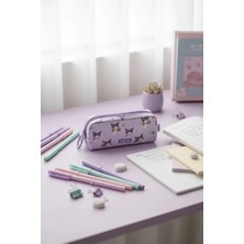 Miniso Sanrio Lisanslı Kuromi Çilek Mevsimi Kalemlik – Geniş Hacimli Şık Tasarım 21 cm