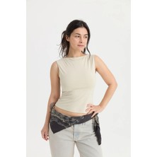 Ayma Active Kadın Krem Kayık Yaka Bluz - EcoVero™ Viskoz, Kolsuz, Tek Kat, Minimal ve Zarif Günlük Bluz