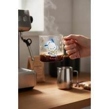 Miniso Sanrio Lisanslı Pochacco Cam Bardak 420 ml – Renkli Saplı Şeffaf Tasarım