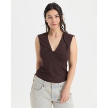 Ayma Active Kadın Kahverengi Twist Bluz - EcoVero™ Viskoz, Önde Burgu Detaylı, V Yaka, Çift Kat Ön, Düşük Omuzlu Rahat Bluz