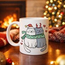 Sevimli Kedi Figürlü Yılbaşı Temalı Porselen Kupa Model 75 – Aşık Kediler Desenli, Sıcacık Tasarım, Kahve &amp; Çay Kupası