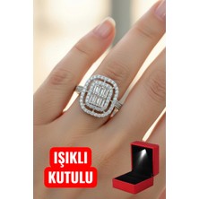 Moda Gümüş 925 Ayar Gümüş Işıklı Kutulu Baget Taşlı Kadın Yüzük
