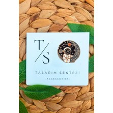 Tasarım Sentezi Rozet Metal Broş Ayda Oturan Astronot Gezegen Saat Yaka Çanta Kıyafet Şapka Aksesuar Hediye