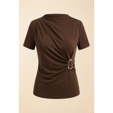 AKD Atelier Kadın T-Shirt Kısa Kollu Gold Toka Detaylı Büzgülü Drapeli Dik Yaka Sandy Likralı Şık Bluz