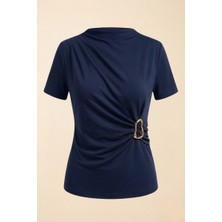 AKD Atelier Kadın T-Shirt Kısa Kollu Gold Toka Detaylı Büzgülü Drapeli Dik Yaka Sandy Likralı Şık Bluz