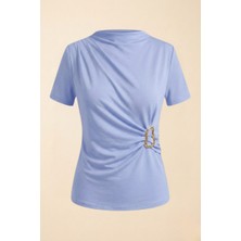 AKD Atelier Kadın T-Shirt Kısa Kollu Gold Toka Detaylı Büzgülü Drapeli Dik Yaka Sandy Likralı Şık Bluz