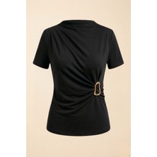 AKD Atelier Kadın T-Shirt Kısa Kollu Gold Toka Detaylı Büzgülü Drapeli Dik Yaka Sandy Likralı Şık Bluz