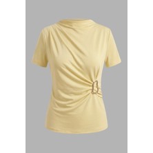 AKD Atelier Kadın T-Shirt Kısa Kollu Gold Toka Detaylı Büzgülü Drapeli Dik Yaka Sandy Likralı Şık Bluz
