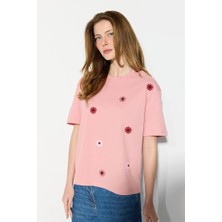 Gusto Çiçek Nakışlı Rahat Kesim Pamuk T-Shirt - Pembe