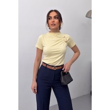 Spirituel Kadın T-Shirt Kısa Kollu Gold Toka Detaylı Büzgülü Yarım Balıkçı Yaka Sandy Likralı Şık Bluz