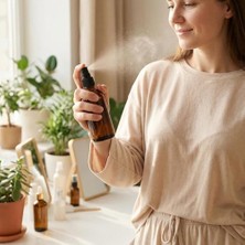 DMR Home 5 Adet 30ML 1oz Cam Ince Sis Sprey Şişeleri Uçucu Yağlar Için Mini Sprey Şişeleri Doldurulabilir Kozmetik Konteyner Parfüm Numune Şişeleri Cilt Bakımı ve Aromaterapi Için Siyah Püskürtücüler ile