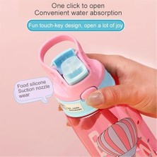 Assess Store Çocuk Su Şişesi, 480ML Kapasiteli Flip Pipetli, Bpa Içermeyen, Taşıma Kulplu ve Kolay Açılır Düğmeli, Sızdırmaz Çocuk Su Matarası, Okul ve Spor Için (Roket Desenli)