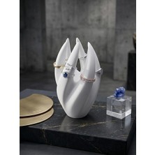 Assess Store Dekoratif Beyaz Yüzük Standı - Parmak Tasarımlı Modern Takı Düzenleyici, Minimalist Yüzük Tutucu ve Vitrin Sergi Ekipmanı (13 x 7.7 Cm)