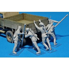 Teknocan Miniart 35137 – Pushing Soviet Soldiers