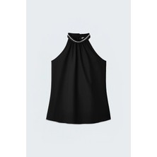 Sateen Yakası Aksesuarlı Kolsuz Bluz - Siyah