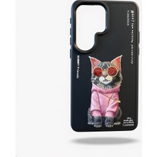 Nimmy Samsung S26 Ultra Uyumlu | Gerçek Nakış Işlemeli Zincir ve Gözlük Detaylı Maine Coon Kedi Desenli Kılıf