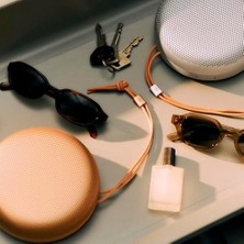 Ala Store Bang & Olufsen Beosound A1 3. Nesil Geniş Açılı Ses, Yüksek Bas, IP67 Su Geçirmez, 24 Saat Pil Ömrü, Dahili Mikrofonlu Taşınabilir Bluetooth Hoparlör – Bal Rengi