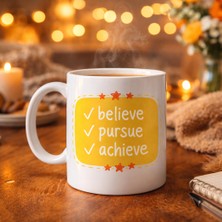 TKÇ Believe Pursue Achieve Yazılı Porselen Kupa Model 124 – Motive Edici Tasarım, Ilham Veren Kahv