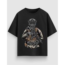 Oversize Unisex Tişört – Silahli Asker Baskı, %100 Pamuk Streetwear Tasarım