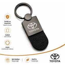 SAVEK Toyota Logolu Araba Anahtarlık Parlak Metalik, Çift Yönlü Logo, 9cm x 2,5cm, Hediyelik Oto Aksesuar