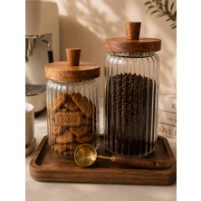 Mottogo Kahve Köşesi 2’li Akasya Kapaklı Cam Kavanoz Seti 700 ML–950 ml Tepsili Ölçü Kaşıklı Düzenleyici Set