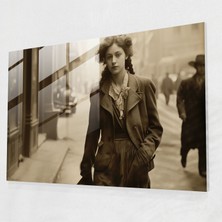 Popcas Retro Sokakta Yürüyen Kadın Figürü Temalı Cam Tablo - Amerika Birleşik Devletleri Haritası