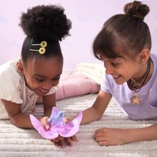 Peri Store Academy Bebek Tek Boynuzlu At Koleksiyon Figürü - Oynamak ve Koleksiyon Yapmak Için Sihirli Çiçekli Sürpriz Tek Boynuzlu At, Sevilen Netflix Serisine Uygun, 4 Yaş+ Çocuklar Için, Çeşitli Ürün
