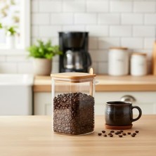 Peri Store Bambu Kapaklı ve Kaşıklı Kare Cam Kavanoz – 1200ML Vakumlu Erzak ve Bakliyat Saklama Kabı, Hava Almayan Kahve, Tuz ve Şeker Organizeri (Kaşık Bölmeli)