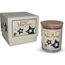 Peri Store – Yılbaşı Hediyesi, Ahşap ve Baharatlı Sandal Kokulu, Doğal Bio Balmum, 135 G Kokulu Mum, 40 Saat Yanma Süresi, Lüks Kutulu, Kadın ve Erkek Için Şık Yılbaşı Hediyesi