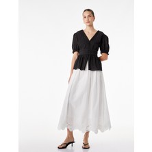 Koton Pamuklu Slim Fit V Yaka Dantelli Bluz Kısa Kol Günlük Giyim İçin Şık Tasarım
