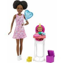 Barbie Bebek Bakıcılığı Oyun Seti FHY97 Esmer Kıvırcık Saçlı Eğlenceli Aksesuarlarla