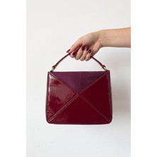 Vellamour Bordo Parlak Geometrik Desenli Kadın Omuz Çantası – Şık & Minimal Tasarım