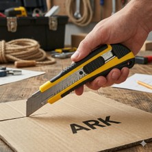 Ark Profesyonel 18 mm Maket Bıçağı ve Yedek Bıçak 1 Adet Maket Bıçak 10'lu Yedek Bıçak