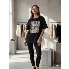 Olivia Kadın Siyah Oversize Tişört - Lüks El Işlemesi Patch Detaylı