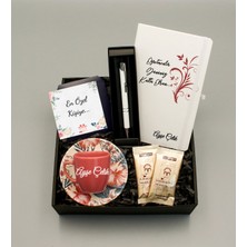 As Gift Öğretmenler Gününe Özel Tasarımlı Isim Soy Isimli Beyaz Defter & Desenli Pembe Fincan & Beyaz Roller Kalem & Mehmet Efendi Türk Kahvesi Hediye Seti